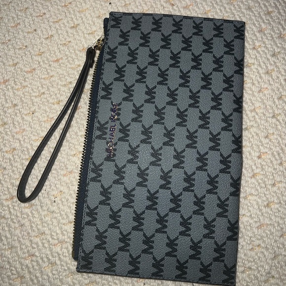 Michael Kors wristlet - Picture 3 of 3